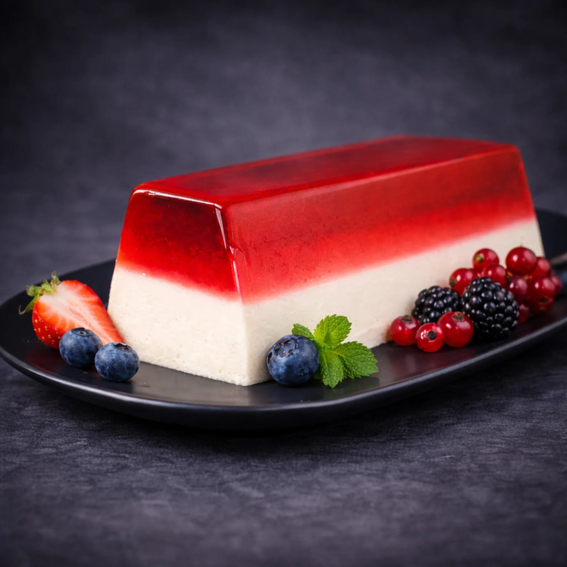 Desert mousse stratificat în formă terină trapez cu jeleu roșu și fructe de pădure