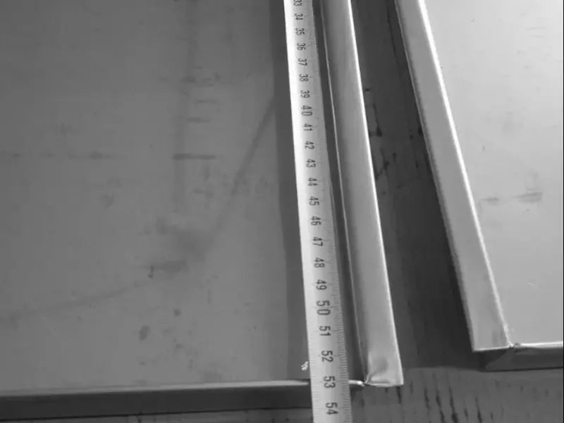 Detaliu care prezintă măsurarea lungimii tăvii profesionale din inox alimentar AISI 304. Imaginea ilustrează utilizarea unei rulete pentru a confirma dimensiunea tehnică de 530mm, evidențiind precizia de fabricație a produsului.