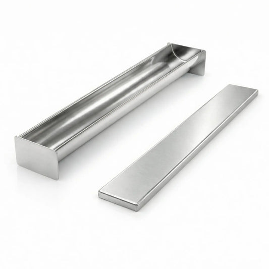 Formă terină semicirculară în formă de U din inox AISI 304 cu capac pentru presare pe fundal alb