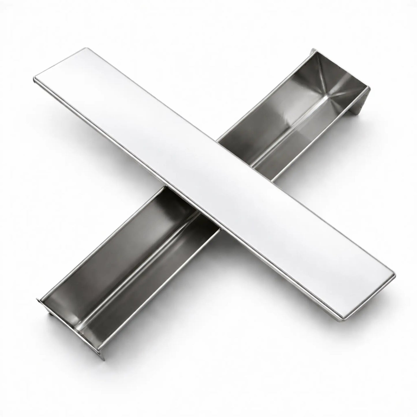 Formă terină triunghiulară din inox AISI 304 cu capac încrucișate pe fundal alb
