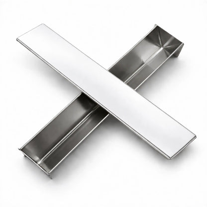 Formă terină triunghiulară din inox AISI 304 cu capac încrucișate pe fundal alb