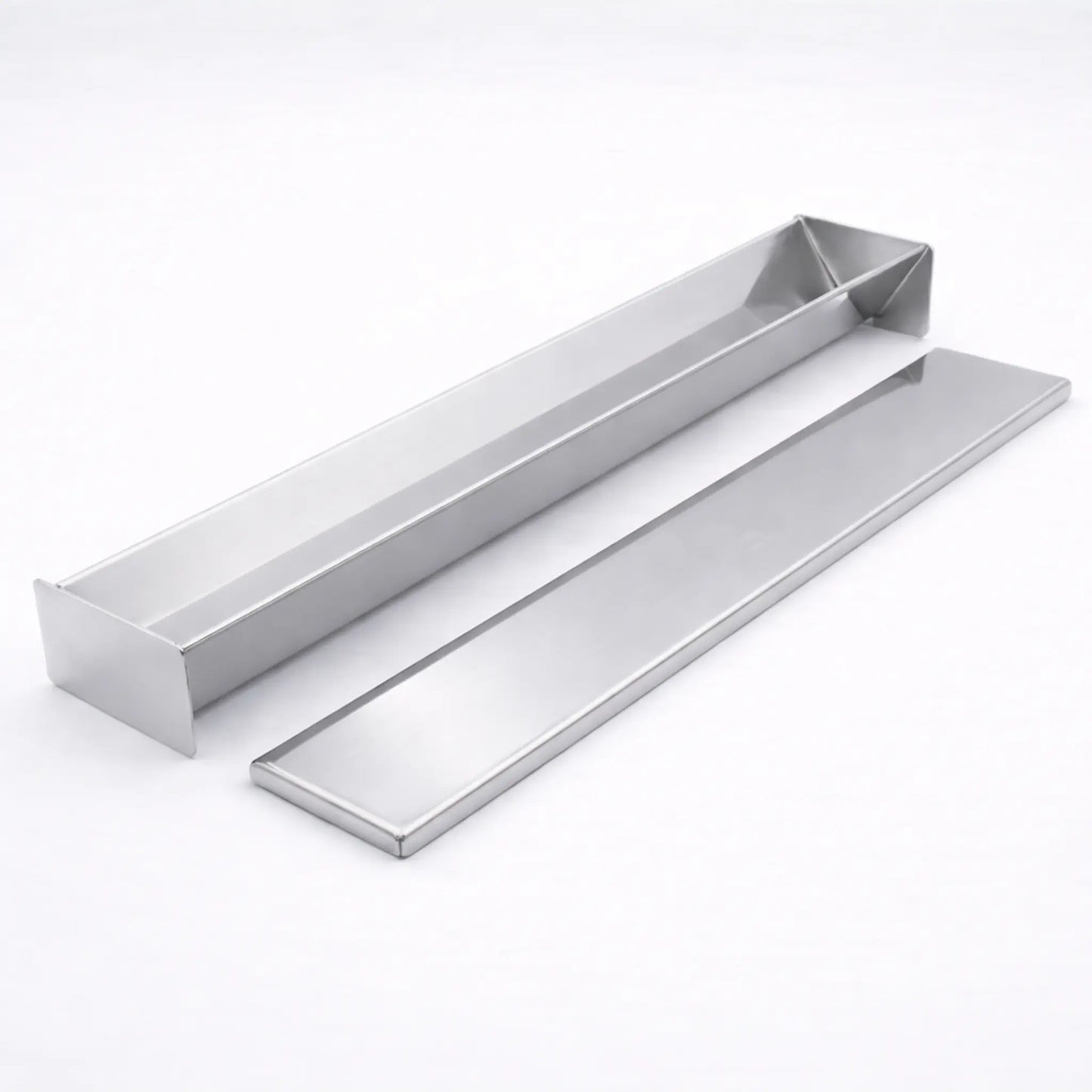 Formă terină triunghiulară din inox AISI 304 cu capac pentru presare pe fundal alb
