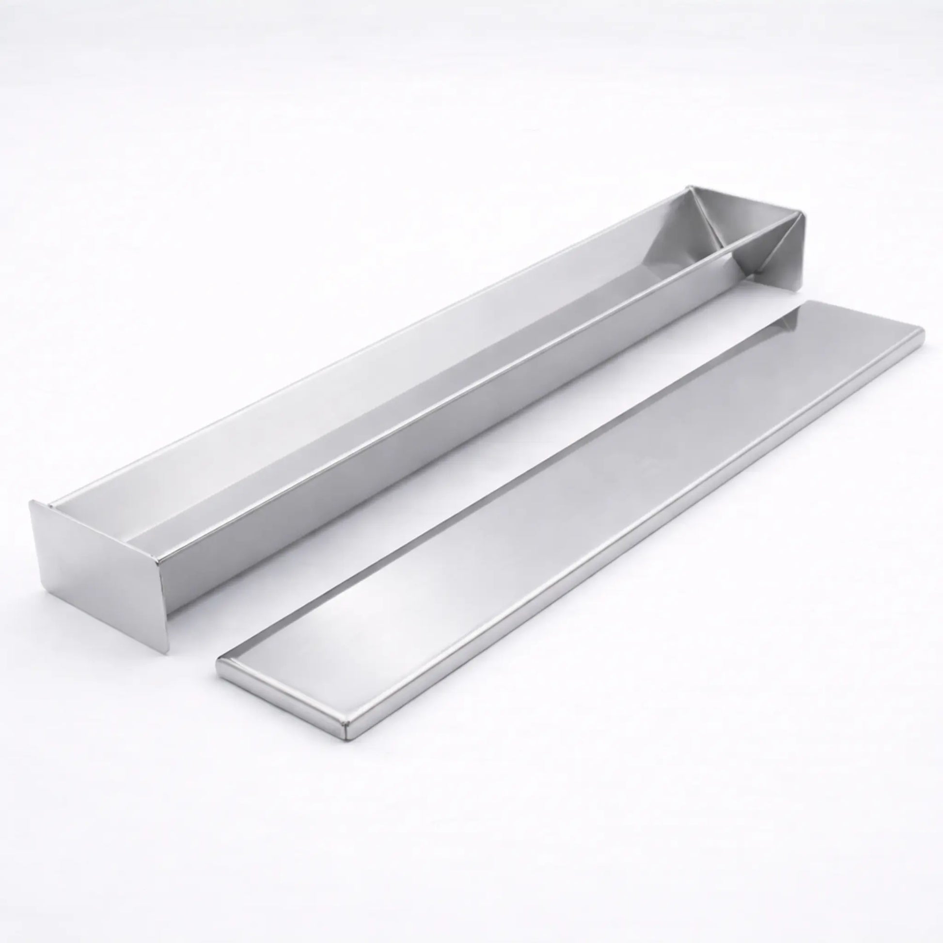 Formă terină triunghiulară din inox AISI 304 cu capac pentru presare pe fundal alb