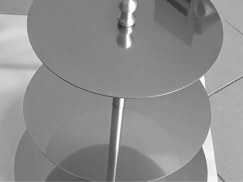 Suport etajat elegant din inox, cu 3 nivele, ideal pentru expunerea profesională a torturilor, prăjiturilor și deserturilor la candy bar, nunți și evenimente HoReCa.