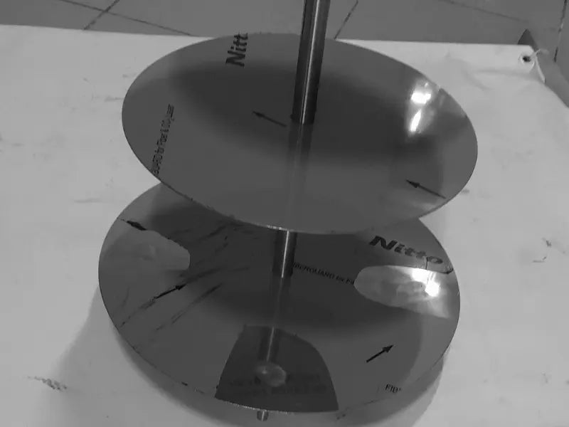 Detaliu cu suportul etajat din inox pentru torturi și prăjituri, având discurile acoperite cu folie de protecție. Garanția unei suprafețe impecabile, fără zgârieturi, pentru echipamentele de candy bar și cofetărie.
