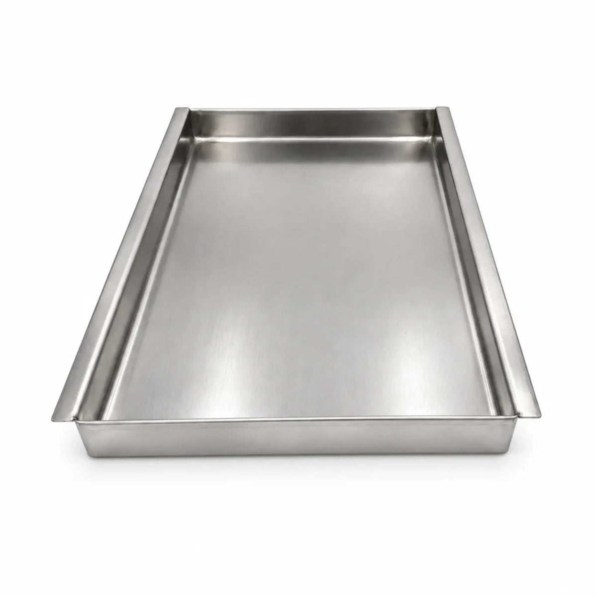 Vedere frontală a unei tăvi profesionale din inox alimentar AISI 304 cu șină pe lățime, grosime 0.8mm, dimensiuni 325x530x40mm, ideală pentru copt și gătit.