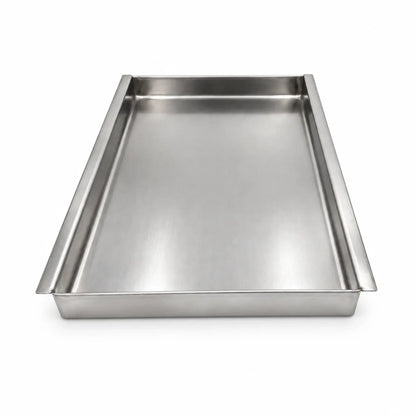 Vedere frontală a unei tăvi profesionale din inox alimentar AISI 304 cu șină pe lățime, grosime 0.8mm, dimensiuni 325x530x40mm, ideală pentru copt și gătit.