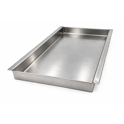Vedere din unghi a tăvii profesionale din inox alimentar AISI 304 cu șină pe lățime, grosime 0.8mm, dimensiuni 325x530x40mm, ideală pentru copt și gătit.   